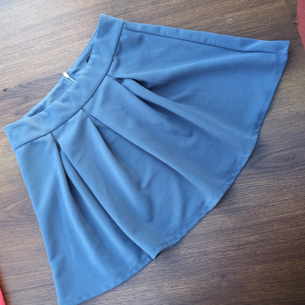 The Limited • Grey Pleated Skirt • Size 10